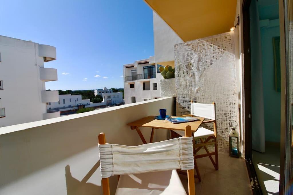 Agradable Apartamento Con Terraza En Formentera Es Pujols Luaran gambar